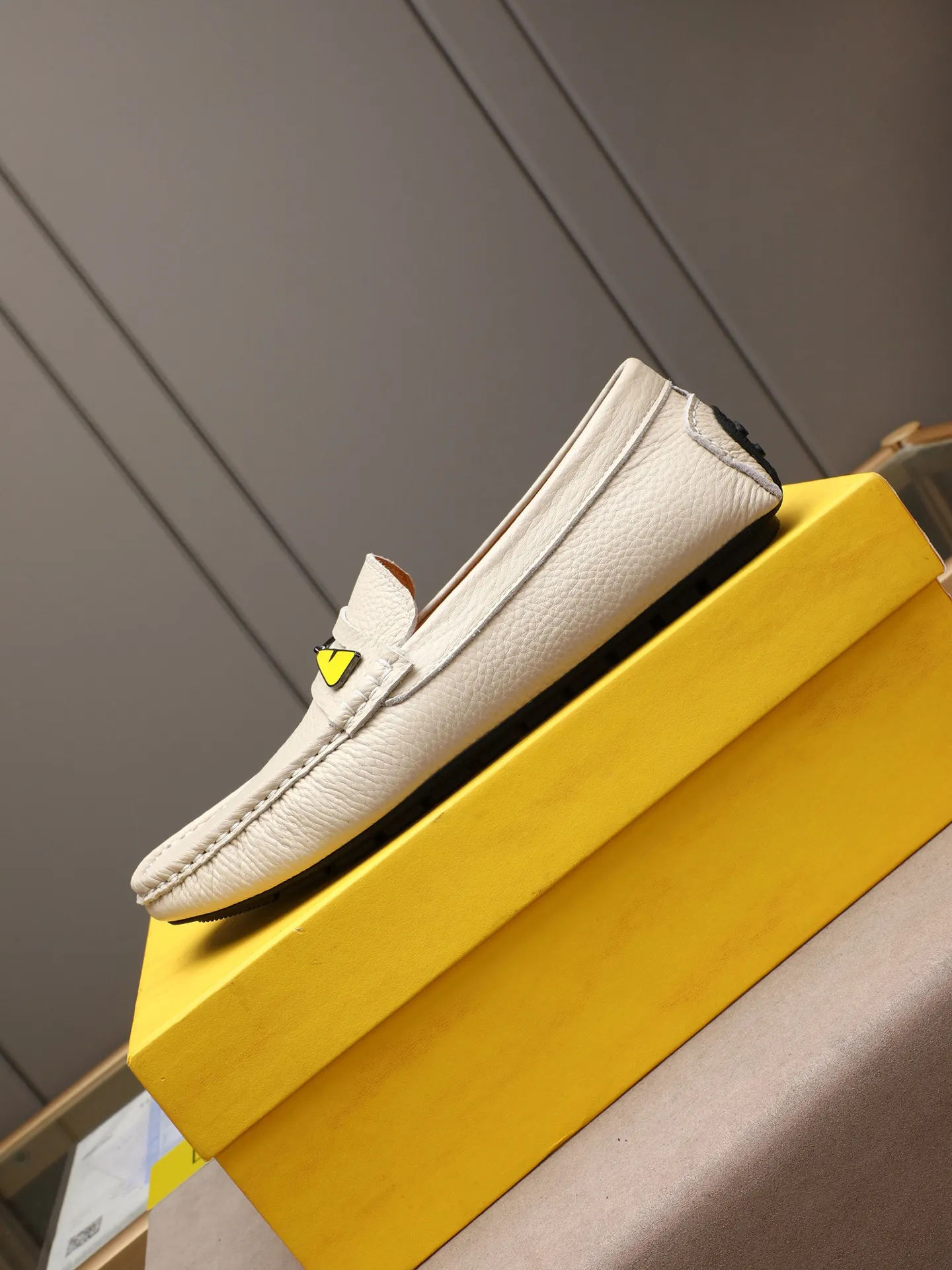 Men's shoes 💰400💰[FENDI] The little monster of Fendi F family, which is popular all over the world, is coming in a big way, the latest color, driving slip-on loafers, avant-garde and versatile fashion men's shoes, bun shoes, bean shoes👌👌👌 Private mold opening, 1:1 reproduction... The upper is made of first-layer cowhide, and the first-layer pigskin lining... is extremely comfortable, fashionable, simple, atmospheric and personalized [color] The side of the shoe is more refined, and the overall effect is handsome [ Turn in a circle][Turn in a circle]💭This hardware monster with eyes is not the popular version on the market🚳🚳Compared with the old model, it is more trendy, eye-catching and more classy🔰This summer, the little monster will subvert the old ideas and share the fashion with you🔱A must-have for fashionistas! Must keep it for yourself! Online outsole, high-end quality workmanship. Color: black, blue, white, red. Matching code: 38-44 (45 46 47 customized) (standard leather shoe size)